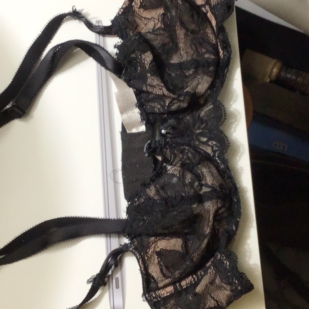 Sz 34 B w/ underwire Black Lacey Victoria’s Secret bra.
